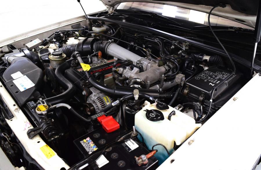Моторный отсек Toyota Crown Royal Saloon Super Charger Hardtop (MS137) 1991 года  (фото 41 из 98)